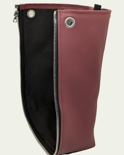 Taschen-Seitenteil aus beerenfarbenem, veganem Bio-Kunstleder mit Silberdetails (rechts) 