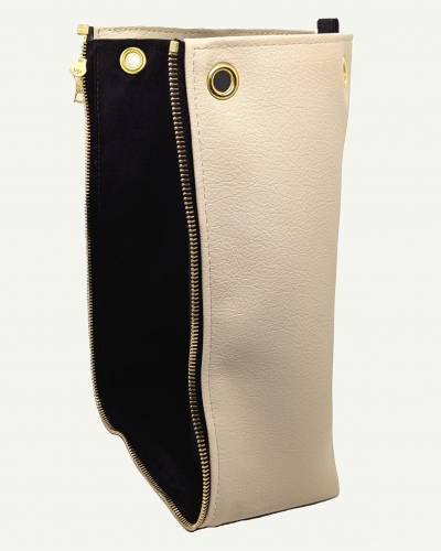 Taschen-Seitenteil aus beigem, veganem Bio-Kunstleder mit Golddetails (rechts)