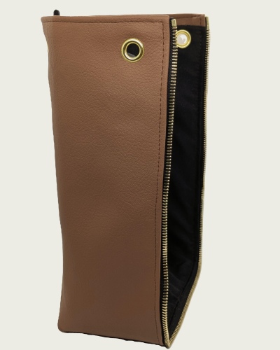 Taschen-Seitenteil aus braunem, veganem Bio-Kunstleder mit Golddetails (links)