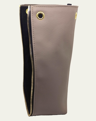 Taschen-Seitenteil aus moccafarbenem, veganem Bio-Kunstleder mit Golddetails (rechts)