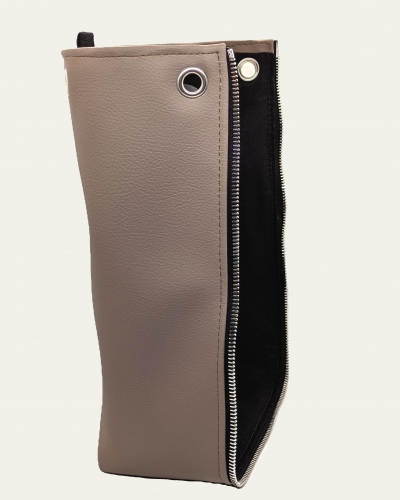 Taschen-Seitenteil aus moccafarbenem, veganem Bio-Kunstleder mit Silberdetails (links) 