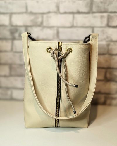 Handgefertigte Handtasche aus beigem, veganem Bio-Kunstleder mit Golddetails