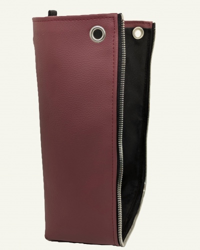 Taschen-Seitenteil aus beerenfarbenem, veganem Bio-Kunstleder mit Silberdetails (links)