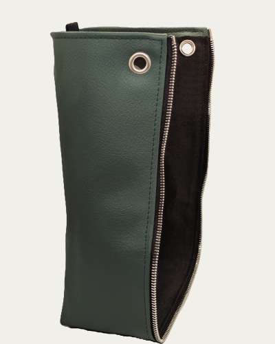 Taschen-Seitenteil aus grünem, veganem Bio-Kunstleder mit Silberdetails (links)