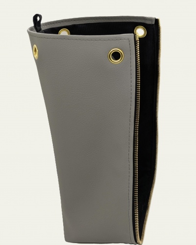 Taschen-Seitenteil aus grauem, veganem Bio-Kunstleder mit Golddetails (links)