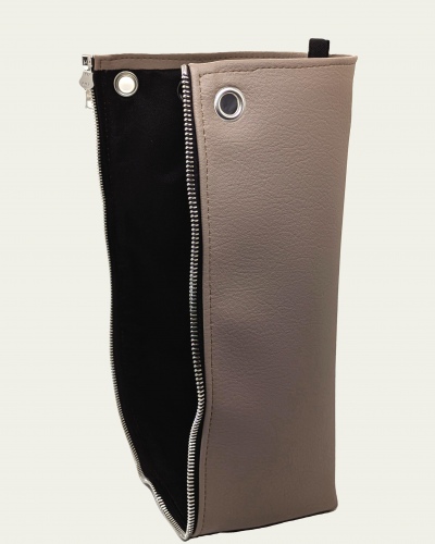 Taschen-Seitenteil aus moccafarbenem, veganem Bio-Kunstleder mit Silberdetails (rechts)