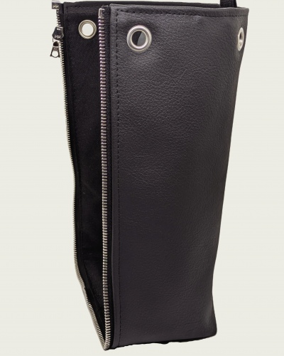 Taschen-Seitenteil aus schwarzem, veganem Bio-Kunstleder mit Silberdetails (rechts)