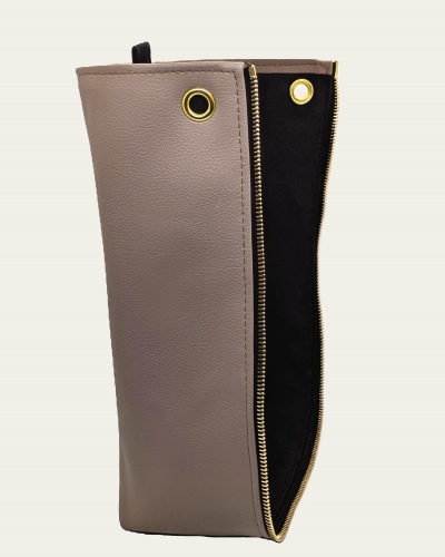 Taschen-Seitenteil aus moccafarbenem, veganem, veganem Bio-Kunstleder mit Golddetails (links)