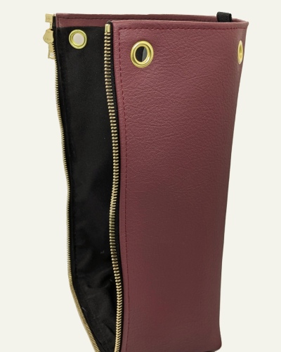 Taschen-Seitenteil aus beerenfarbenem, veganem Bio-Kunstleder mit Golddetails (rechts)