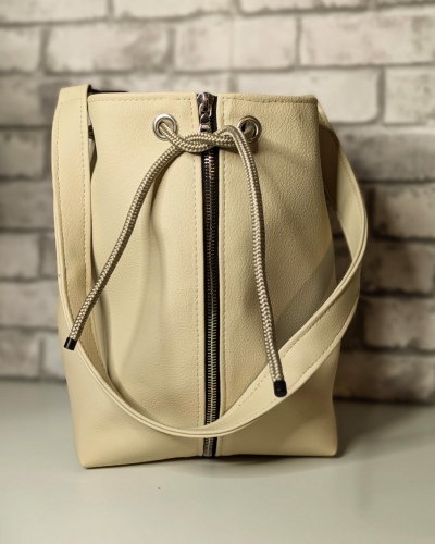 Handgefertigte Handtasche aus beigem, veganem Bio-Kunstleder mit Silberdetails