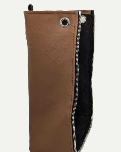 Taschen-Seitenteil aus braunem, veganem Bio-Kunstleder mit Silberdetails (links)