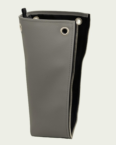 Taschen-Seitenteil aus grauem, veganem Bio-Kunstleder mit Silberdetails (links)