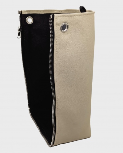 Taschen-Seitenteil aus beigem, veganem Bio-Kunstleder mit Silberdetails (rechts)