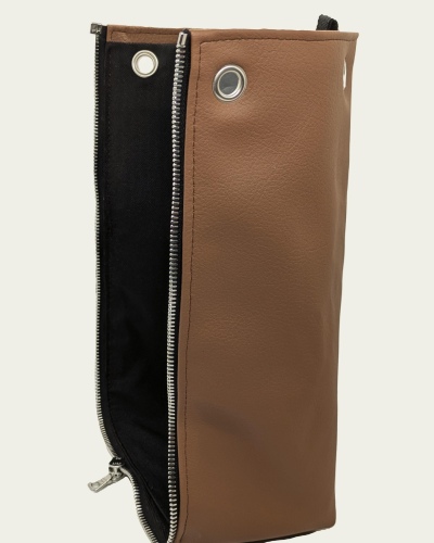 Taschen-Seitenteil aus braunem, veganem Bio-Kunstleder mit Silberdetails (rechts)