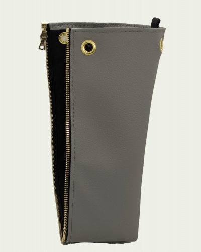 Taschen-Seitenteil aus grauem, veganem Bio-Kunstleder mit Golddetails (rechts)