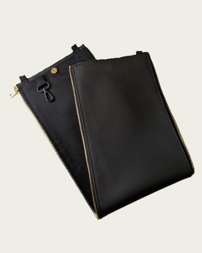 Handgemachtes Mittelteil aus schwarzem, veganem Bio-Kunstleber mit Golddetails