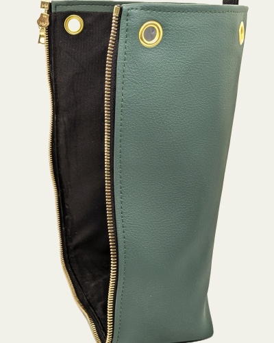 Taschen-Seitenteil aus grünem, veganem Bio-Kunstleder mit Golddetails (rechts)