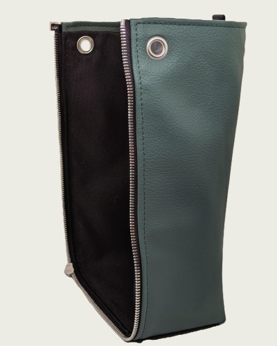 Taschen-Seitenteil aus grünem, veganem Bio-Kunstleder mit Silberdetails (rechts) 
