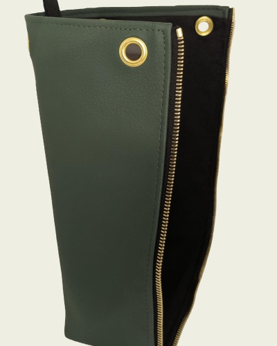 Taschen-Seitenteil aus grünem, veganem Bio-Kunstleder mit Golddetails (links)