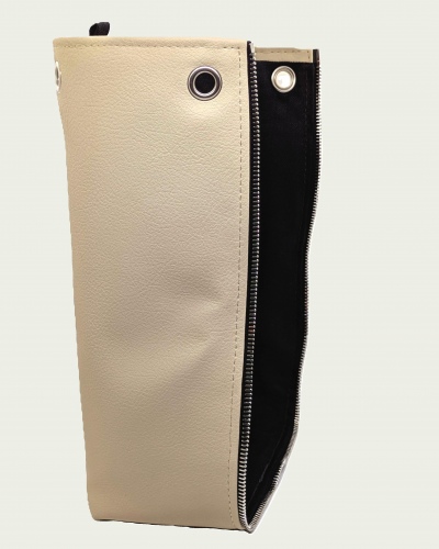 Taschen-Seitenteil aus beigem, veganem Bio-Kunstleder mit Silberdetails (links)