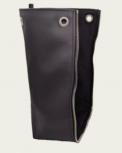 Taschen-Seitenteil aus schwarzem, veganem Bio-Kunstleder mit Silberdetails (links)