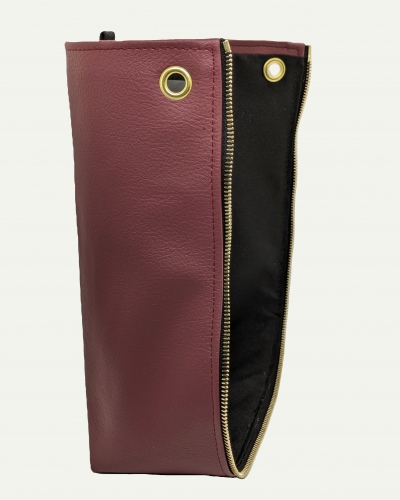 Taschen-Seitenteil aus beerenfarbenem, veganem Bio-Kunstleder mit Golddetails (links)